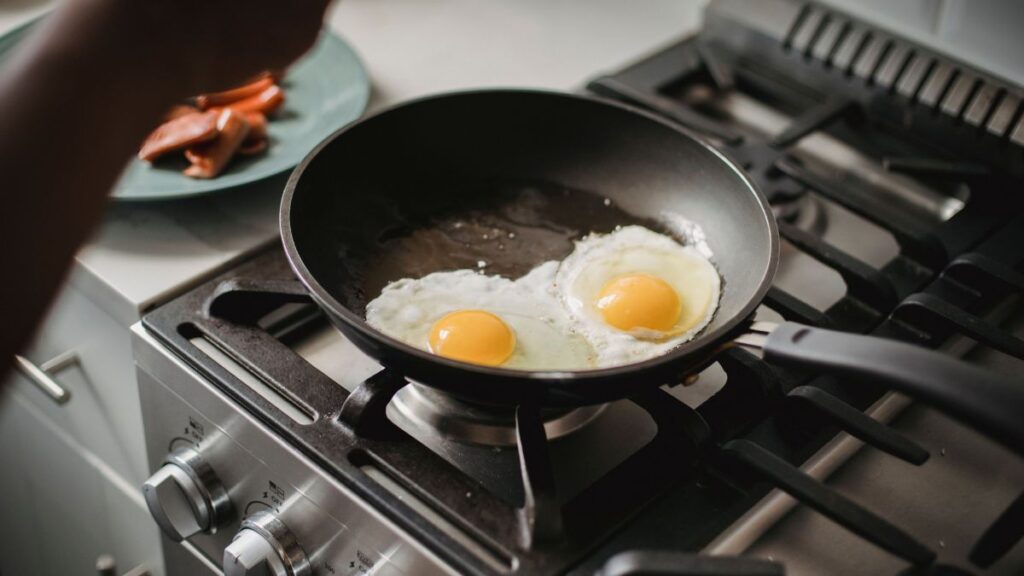 12 Inch Nonstick Frying Pan: What to Consider Before Buying 3 SENSARTE 12-inch nonstick frying pan with lid and helper handle