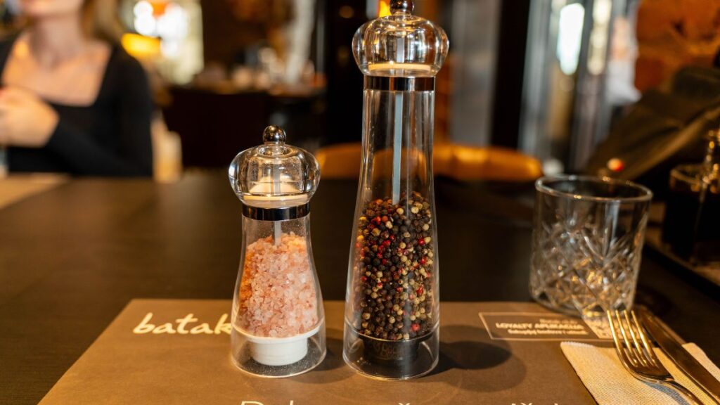 Electric Salt and Pepper Grinder: Features, Uses & Buying Guide 4 Electric salt and pepper grinder set with adjustable coarseness for everyday kitchen seasoning